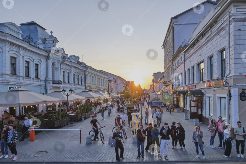 Скачать Люди, прогуливающиеся на закате по туристической пешеходной улице Баумана, Казань, Россия фотосток Ozero