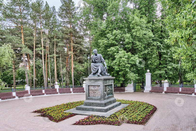 Скачать Памятник Державину у входа в Лядский сад, Казань, Россия фотосток Ozero