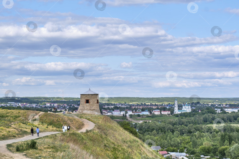 Скачать Тропинка, ведущая к крепости-мечети. Чертово городище, руины древнего поселения, Елабуга, Россия фотосток Ozero