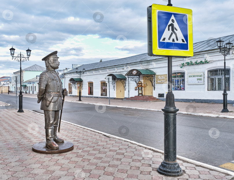 Скачать Скульптура полицейского 18-го века в историческом центре Елабуги, Россия. фотосток Ozero