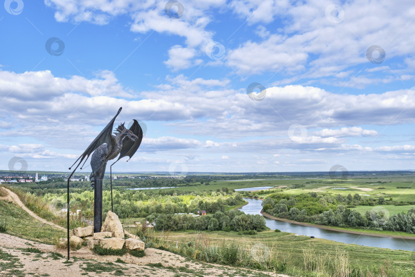 Скачать Скульптура "Дракон-оракул", Елабуга, Россия. Вид на реку Тойма. фотосток Ozero