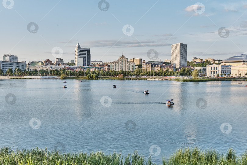 Скачать Вид на озеро Нижний Кабан, Казань, Россия. Летний городской пейзаж. фотосток Ozero