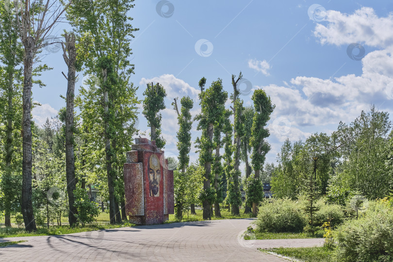 Скачать Аллея в городском парке со стеллой с мозаичным портретом Ленина, Казань, Россия фотосток Ozero