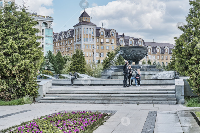 Скачать Площадь с фонтаном в виде котла в парке Миллениум, Казань, Россия фотосток Ozero