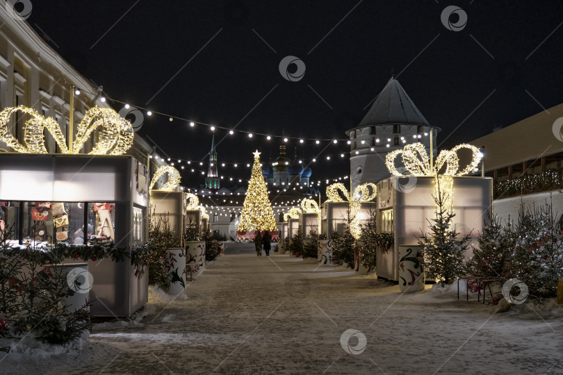 Скачать Новогодняя зимняя ярмарка в Казанском Кремле, Россия фотосток Ozero