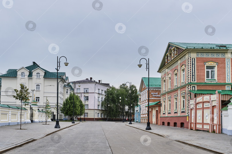 Скачать Старая татарская слобода, пешеходная улица Каюма Насыри, Казань, Россия. Купеческий особняк 19 века. фотосток Ozero