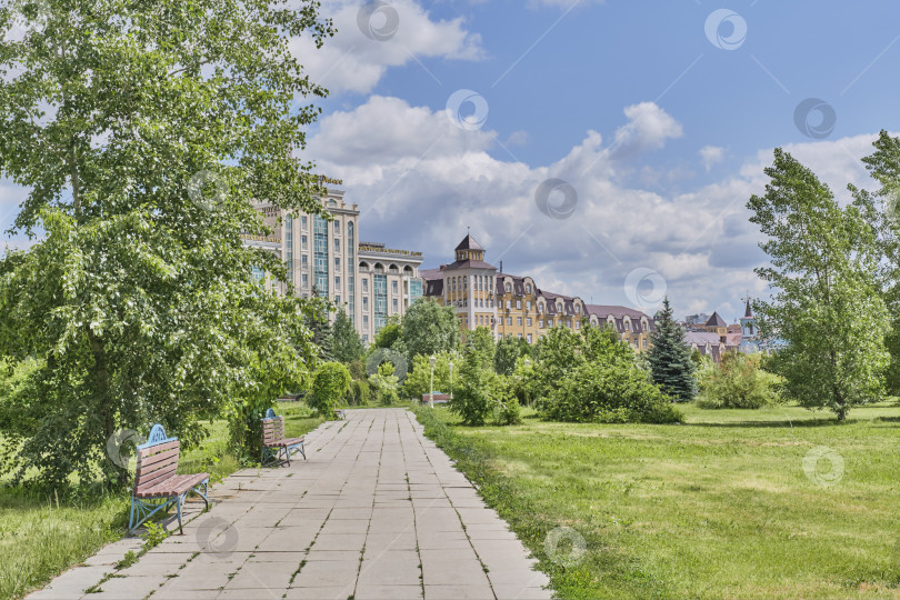 Скачать Аллея со скамейками в парке Тысячелетия, Казань, Россия фотосток Ozero