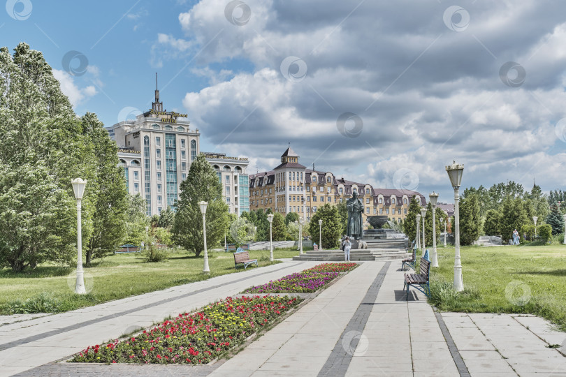 Скачать Вид на главную аллею парка Миллениум, Казань, Россия фотосток Ozero