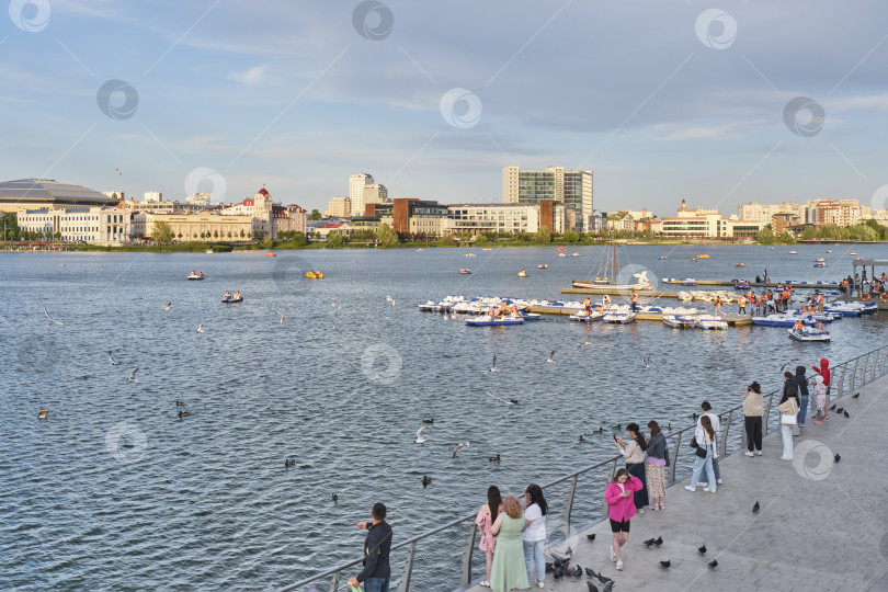 Скачать Люди отдыхают на озере Нижний Кабан в центре Казани, Россия. фотосток Ozero