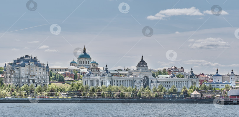 Скачать Река Казанка, Дворец земледельцев, Кафедральный собор, набережная. Казань, Россия фотосток Ozero