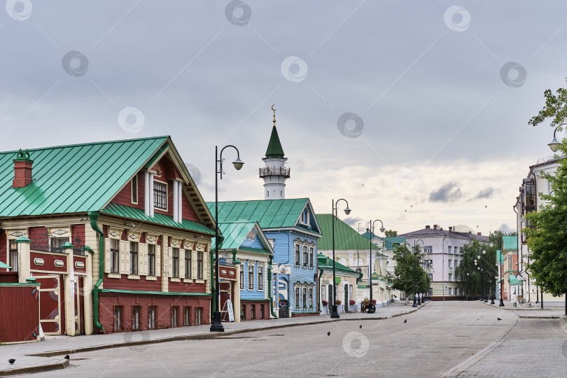 Скачать Улица Каюма Насыри, Казань, Россия. Старое татарское поселение в летнее время. фотосток Ozero