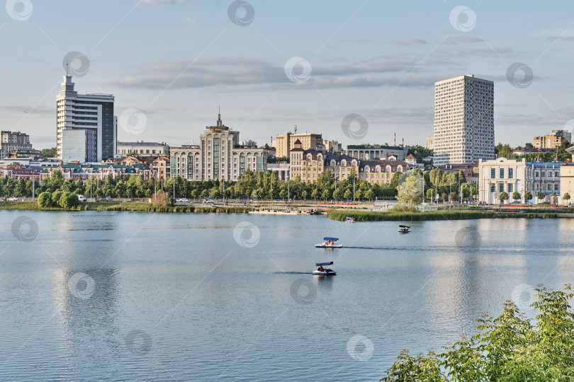 Скачать Летний городской пейзаж с озером Нижний Кабан, Казань, Россия фотосток Ozero