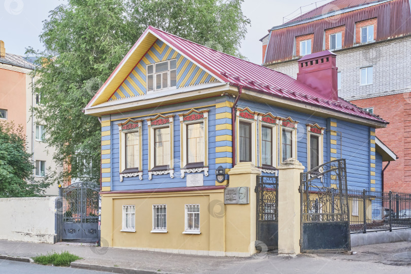 Скачать Дом Камаля. Типичный городской особняк из дерева и камня, Казань, Россия фотосток Ozero