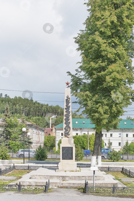 Скачать Памятник-обелиск со звездой на братской могиле участников большевистского подполья, Златоуст, Россия фотосток Ozero