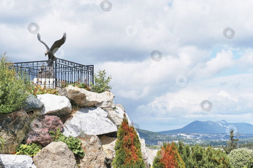 Скачать Горный парк имени Бажова, Златоуст, Россия. Скульптура орленка, кормящего птенца рыбой фотосток Ozero