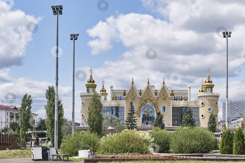 Скачать Парковая зона перед зданием театра кукол "Экият", Казань, Россия фотосток Ozero