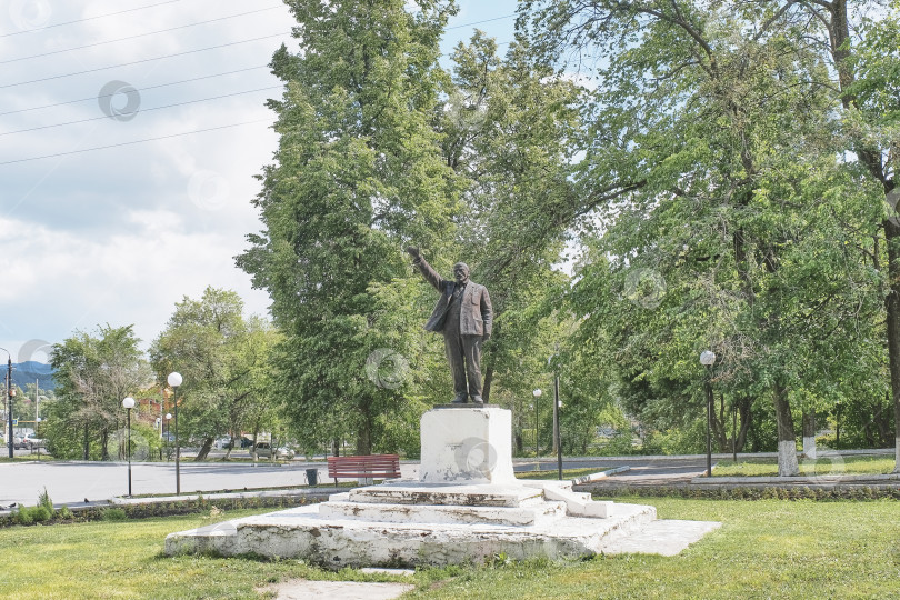 Скачать Исторический памятник Ленину в городском саду, Златоуст, Россия. Городской пейзаж фотосток Ozero