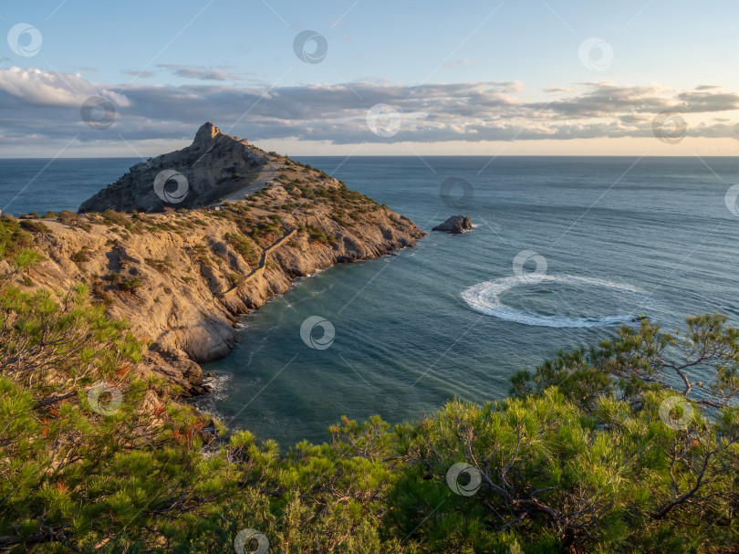 Скачать Мыс Капчик с прилегающей бухтой Крымского полуострова фотосток Ozero