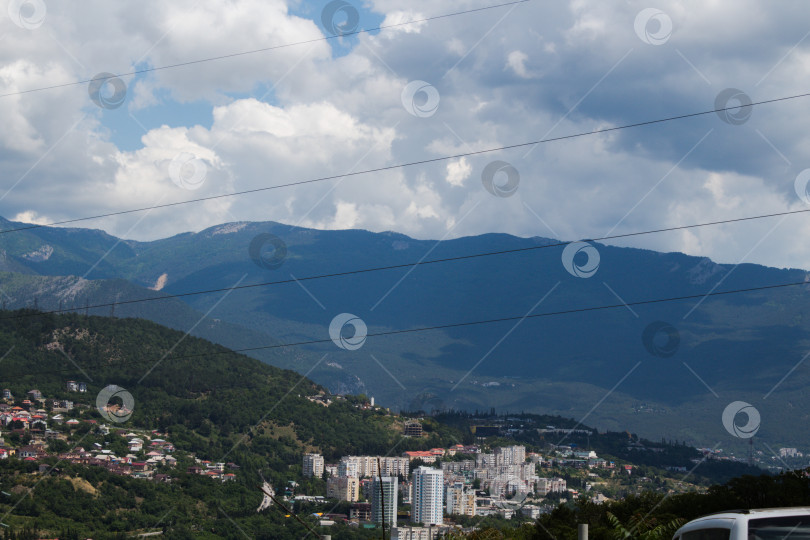 Скачать вид на город в низине гор фотосток Ozero