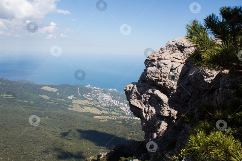 Скачать скала в солнечном свете вид на равнину с гор фотосток Ozero