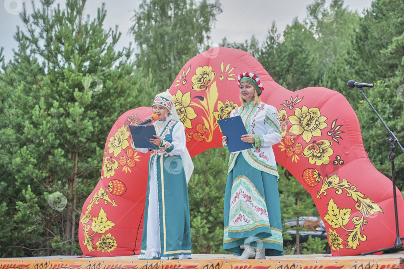 Скачать Ведущие концерта на сельском празднике. Сибирь, Россия фотосток Ozero