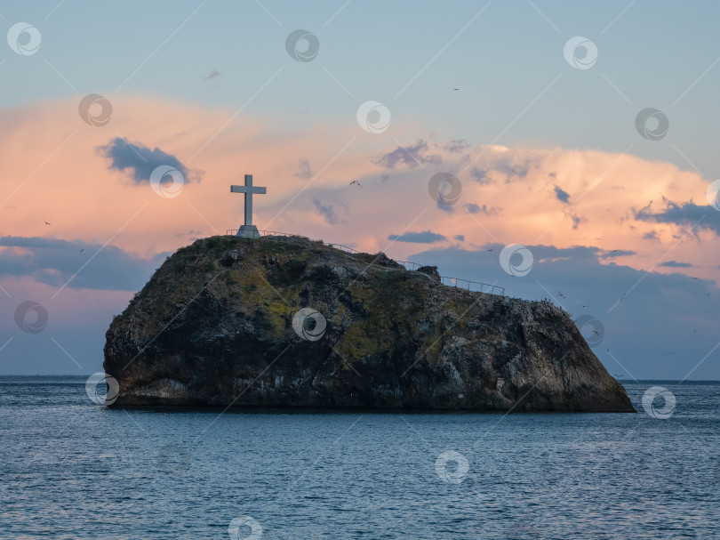 Скачать Христианский крест возвышается на мысе Фиолент. фотосток Ozero