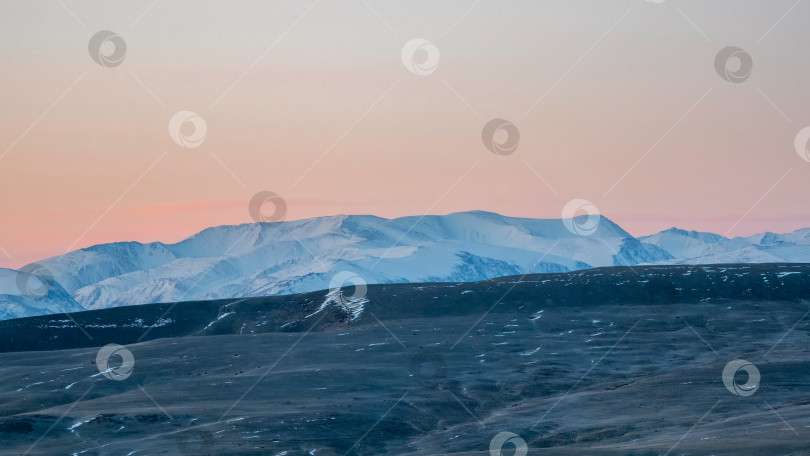 Скачать Потрясающий вид на заснеженные горы фотосток Ozero