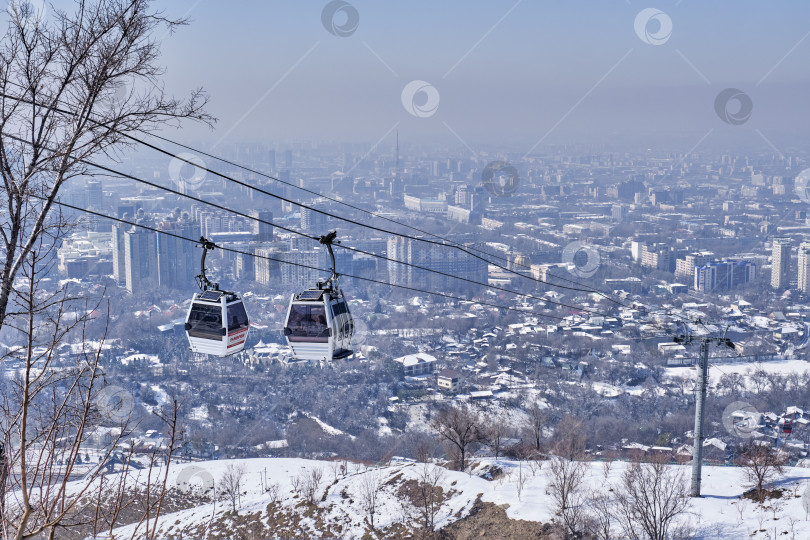 Скачать Канатная дорога, соединяющая центр города и гору Кок-Тобе, Алматы, Казахстан. фотосток Ozero