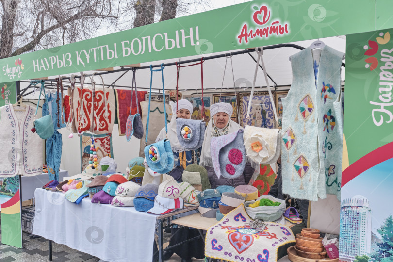 Скачать Торговая палатка на ярмарке ремесел во время весеннего праздника Навруз, Алматы, Казахстан фотосток Ozero