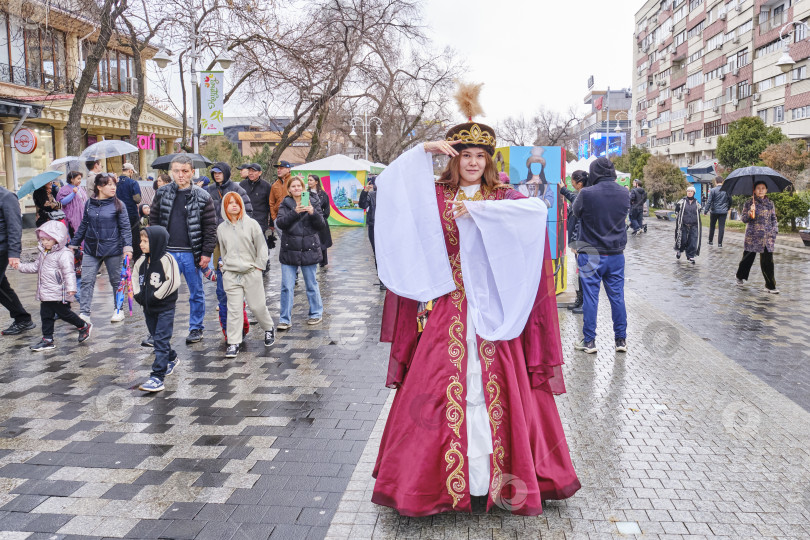 Скачать Девушка в праздничной казахской одежде на улице во время весеннего праздника Навруз, Алматы, Казахстан фотосток Ozero