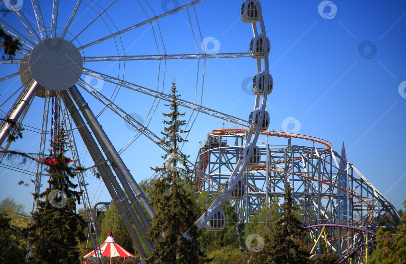 Скачать Колесо обозрения и американские горки фотосток Ozero