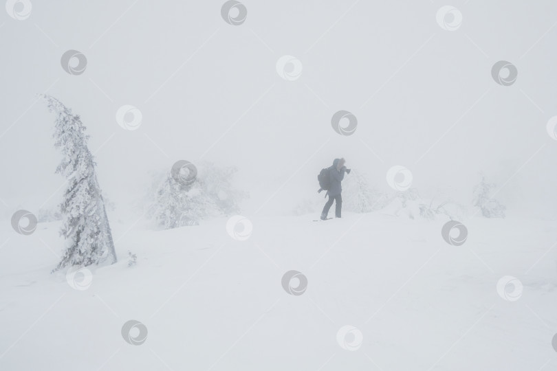 Скачать сложные погодные условия, одинокий фотограф фотосток Ozero