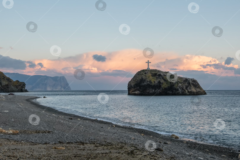 Скачать Христианский крест возвышается на мысе Фиолент фотосток Ozero