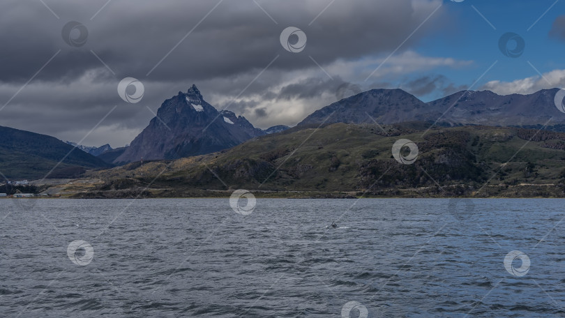 Скачать Горы с заснеженными вершинами на фоне голубого неба, облака. фотосток Ozero