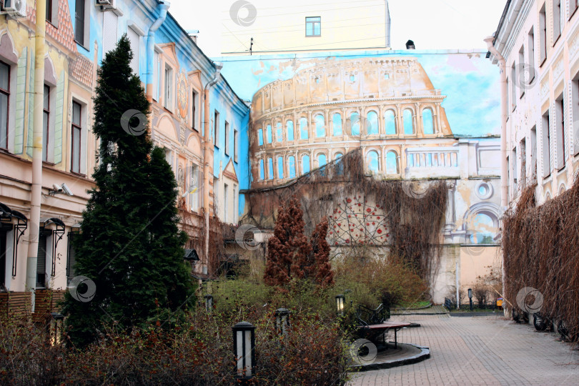 Скачать Итальянский двор в городе фотосток Ozero