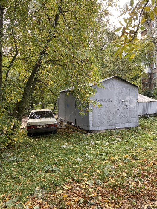 Скачать Гараж и автомобиль в окружении зелени фотосток Ozero