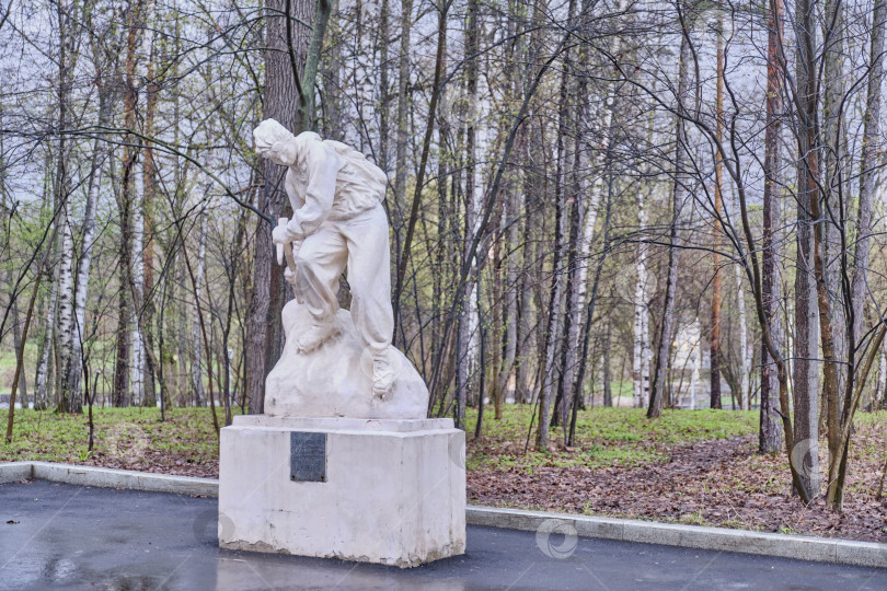 Скачать Скульптура "Альпинист" рядом с павильоном физкультуры и спорта на ВДНХ, Москва, Россия фотосток Ozero