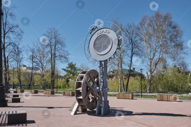 Скачать Площадь Татищева, Пермь, Россия. Часы арт-объекта вели обратный отсчет к 300-летию Перми. фотосток Ozero