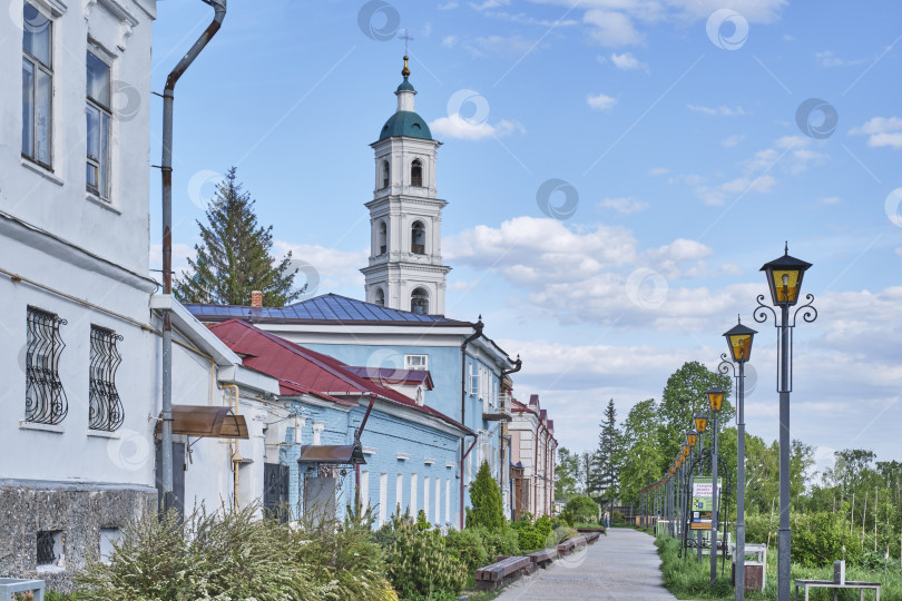 Скачать Туристическая улица Набережная в историческом центре города Елабуга, Россия. фотосток Ozero