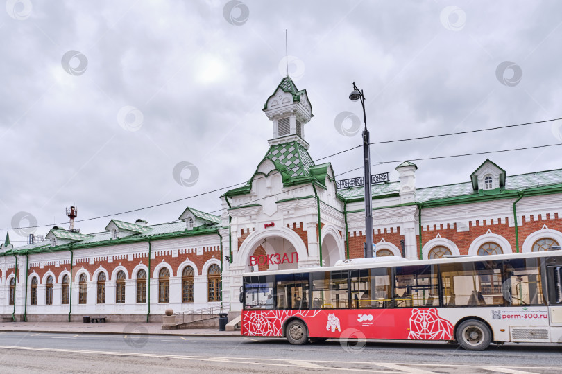 Скачать Здание железнодорожного вокзала Пермь 1, Россия. Городской автобус с символикой 300-летия Перми фотосток Ozero