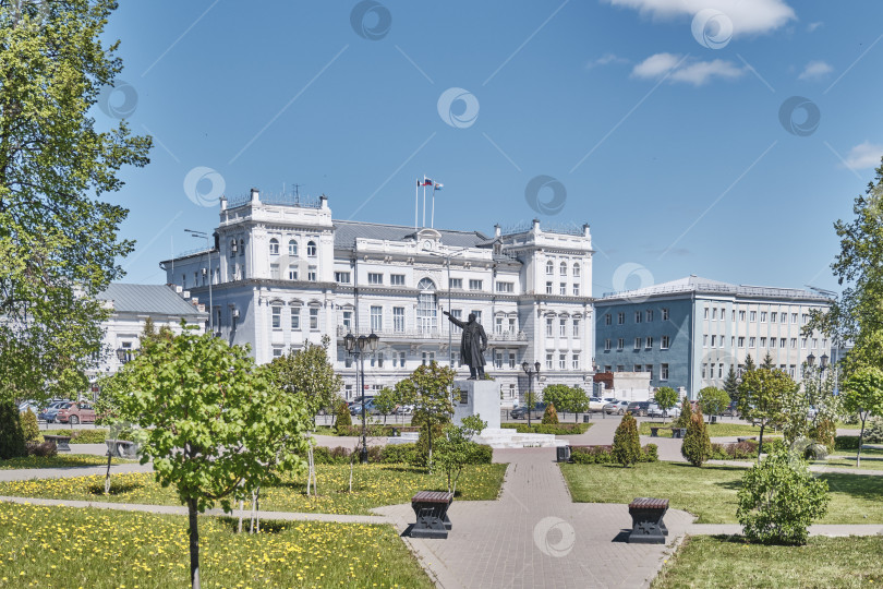 Скачать Красная площадь, памятник Ленину, здание городской администрации Сарапула, Россия фотосток Ozero