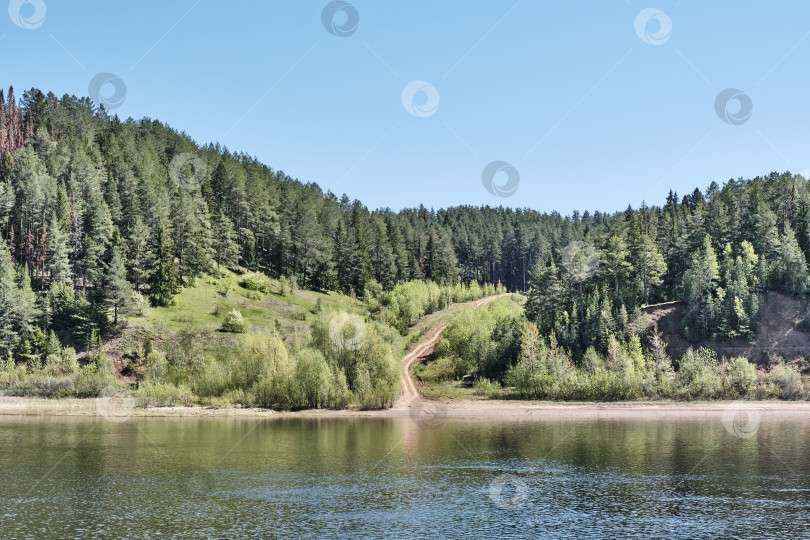 Скачать Высокий берег реки Кама, Россия. Летний сельский пейзаж. фотосток Ozero