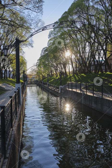 Скачать Пейзаж с рекой в городском парке весной. Пермь, Россия фотосток Ozero