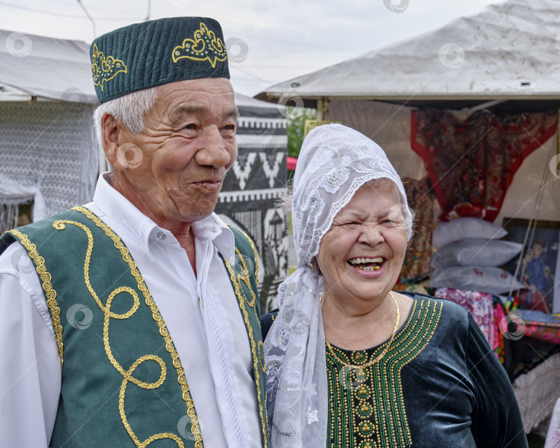 Скачать Портрет счастливой смеющейся пожилой азиатской пары в национальной одежде. фотосток Ozero