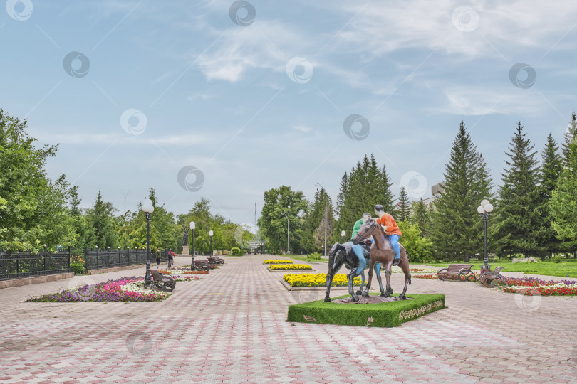 Скачать Пешеходная улица Конституции, Петропавловск, Казахстан.Декоративное сооружение "Люди на лошадях". фотосток Ozero