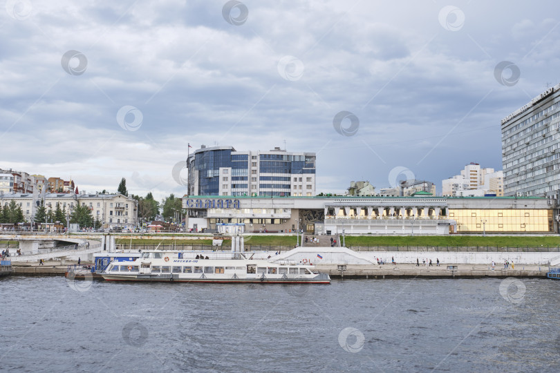 Скачать Вид с реки Волга на набережную и речной вокзал, Самара, Россия фотосток Ozero