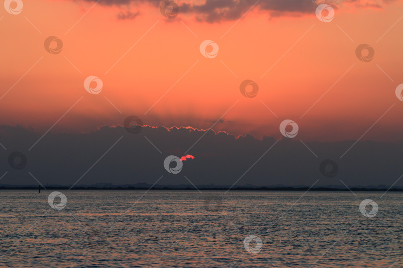 Скачать Перед рассветом. Морской пейзаж фотосток Ozero