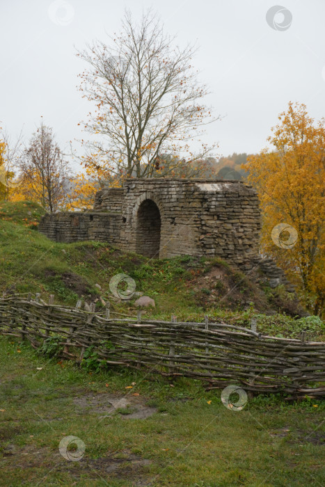 Скачать Россия, Старая Ладога - 13.10.2024 Руины в Староладожской крепости фотосток Ozero