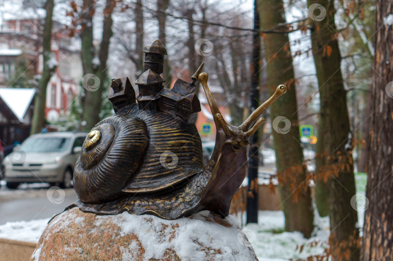 Скачать Скульптура улитки на гранитном валуне. Арт-объект Snail Slow City. Автор Андрей Шевцов. фотосток Ozero