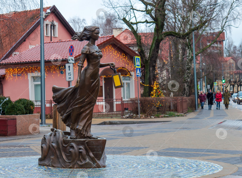 Скачать Бронзовая скульптура, девушка, бегущая по волнам, держит в руках старинный фонарь. Автор Василий Фильшин. фотосток Ozero